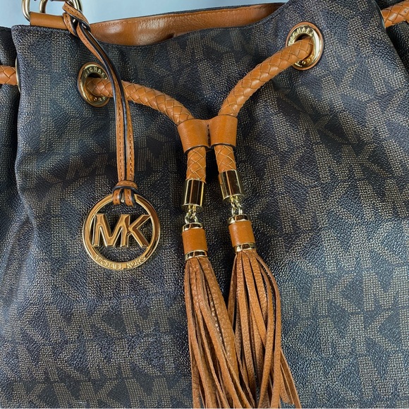 Michael Kors Collection, Bucket bag and wallet - Picture 3 of 16